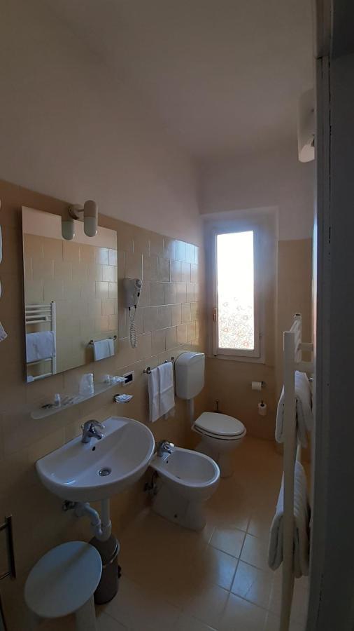 Albergo Moderno Lucca Bagian luar foto