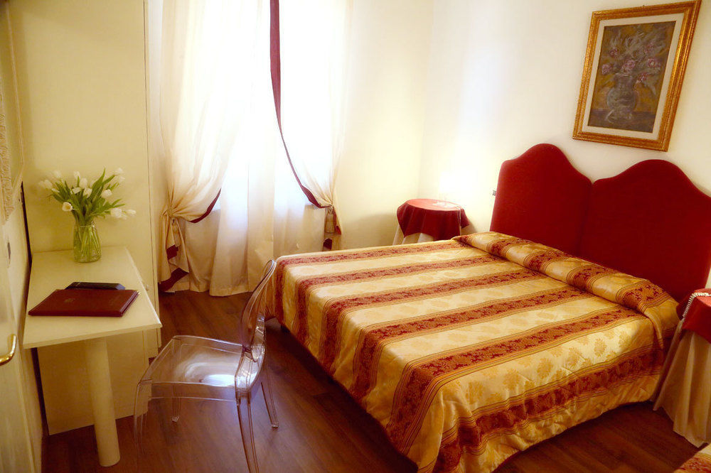 Albergo Moderno Lucca Bagian luar foto